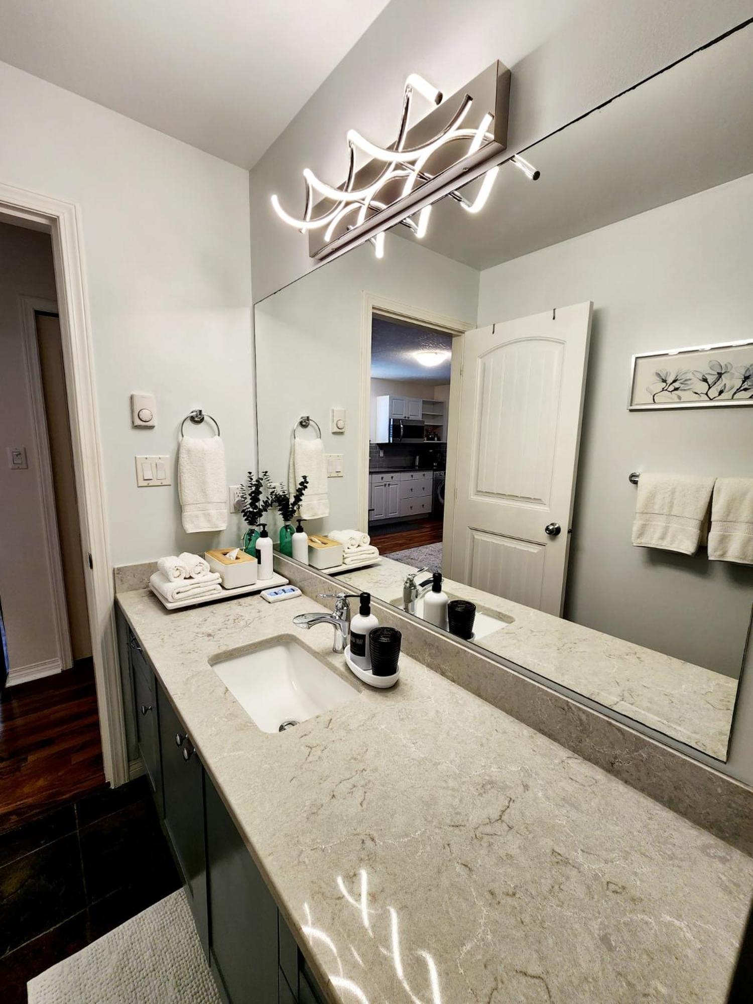 Adorable 1- Bedroom Suite In Langford Victoria Exterior foto